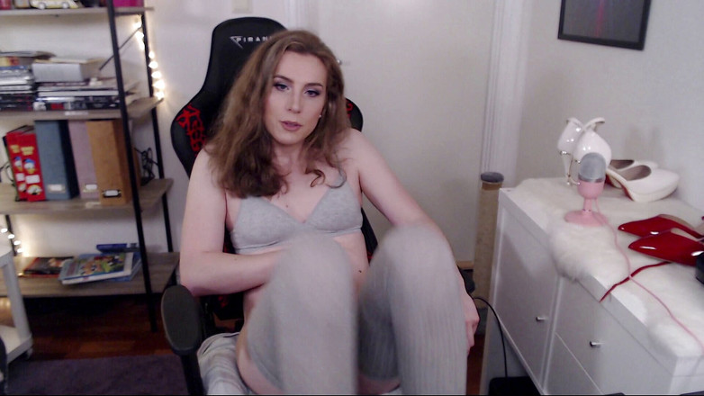 Evie Frost: Мила транс-дівчина в сірих панчохах жорстко кінчає