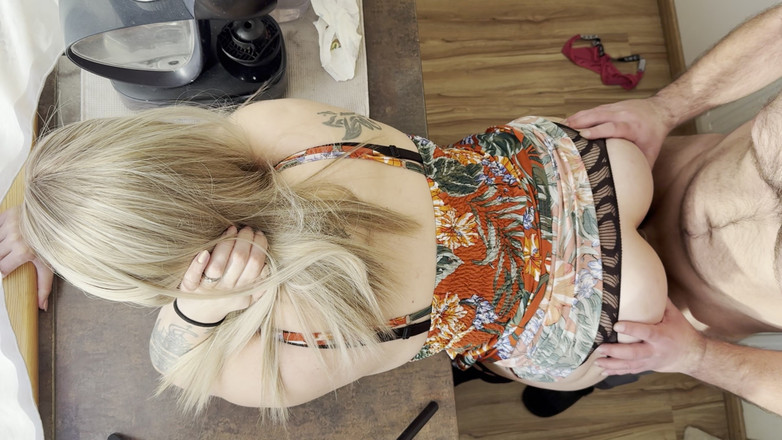 Christy X Taylor: L'idraulico esegue manutenzione anche sulla moglie bionda calda mentre suo...