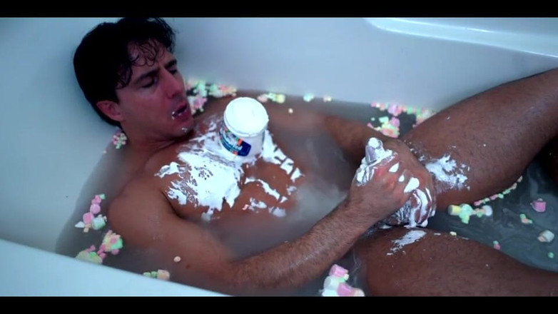 Reese Rideout: Elle se fait caresser dans un bain de guimauve