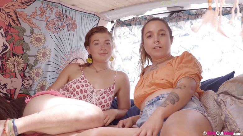 Girls Out West: 서로 털이 무성한 보지를 핥고 애널 장난감을 사용하는 문신을 한 레즈 귀염둥이