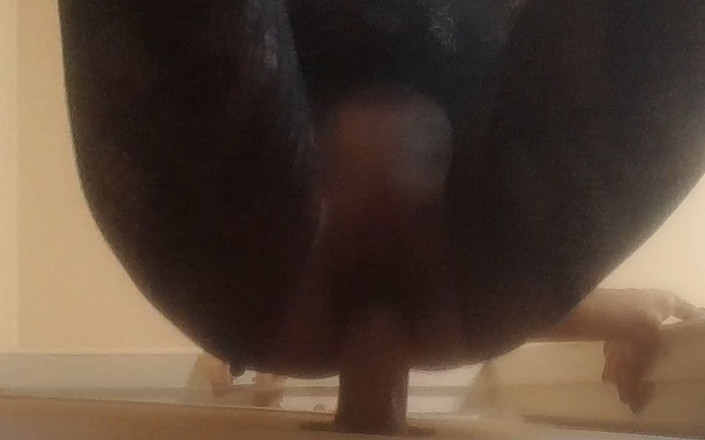 LauraOnHeels: ハイヒールとキャットスーツを着て、グローリーホールで私の口とオマンコにチンポを咥えます