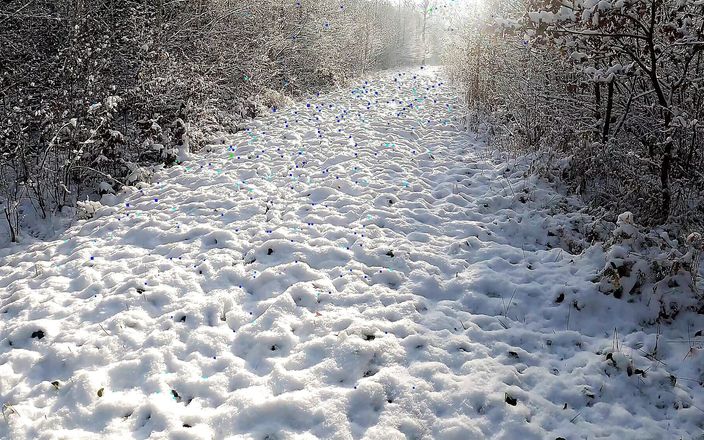 Bouncy Tits Action: Topless, peitos batendo enquanto caminha pela neve