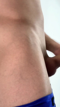 Pohledný kolumbijský a svalnatý chlap si honí svého velkého ptáka - tlustý nesestříhaný penis