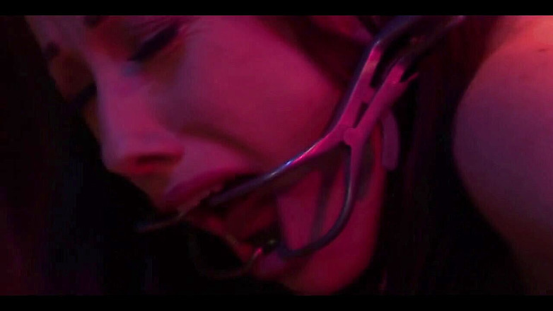 Fetish Desire: Esclavo sumiso desnudo y desencadenado para follar