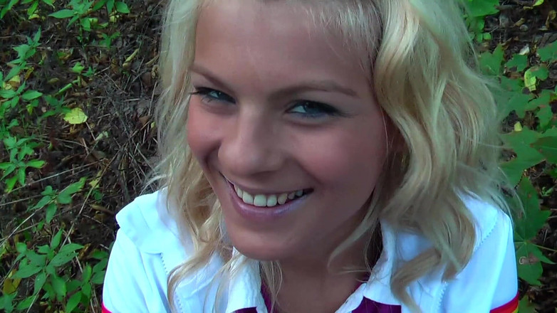 German Porn: 美しいブロンドは屋外フェラチオをします