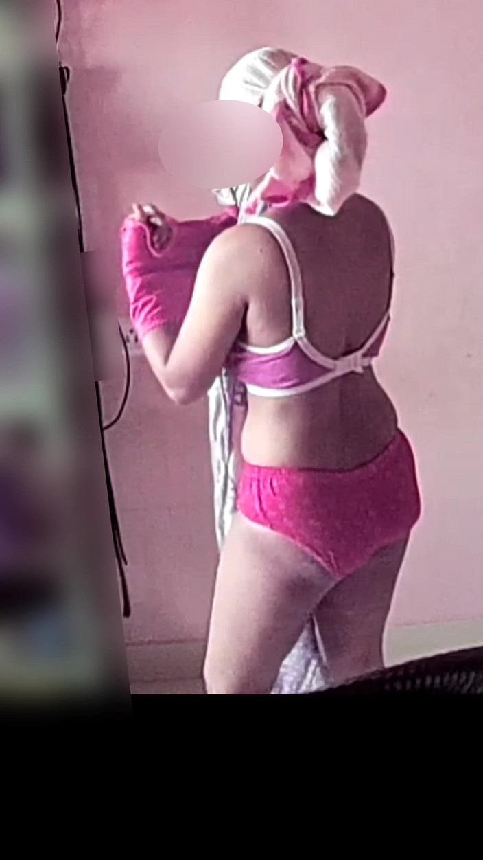 Black & white desicat: India infiel ama de casa de cuerpo sexy tentandome con...