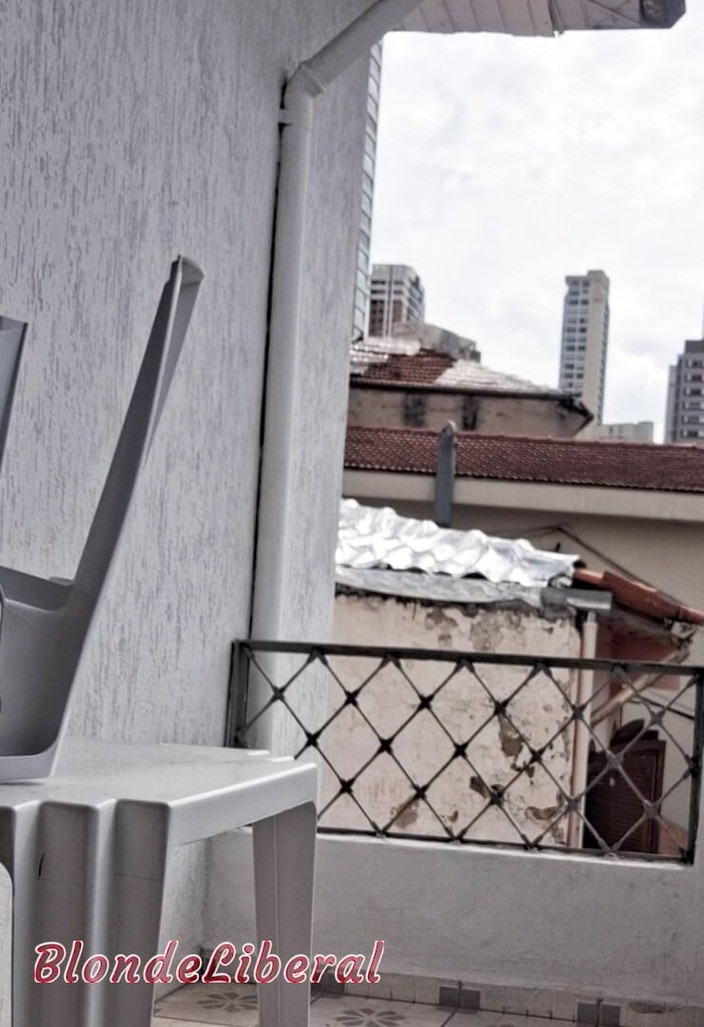 BlondeLiberal: Dai Belan und ich, fast nackt, wie wir den Balkon...