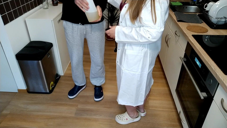 OurFetishLife: Tchýně dovoluje zetě, aby naplnil mužův pytel na moč