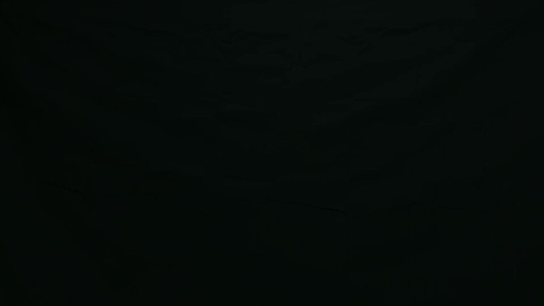 HeIsSooThin: Gelbe boyshorts anprobieren