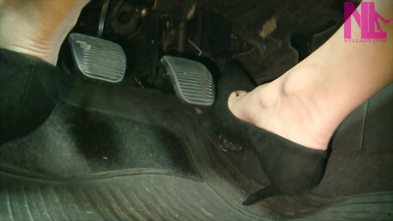 Nyllady: Soft Driving in Suede Black Classic Louboutins