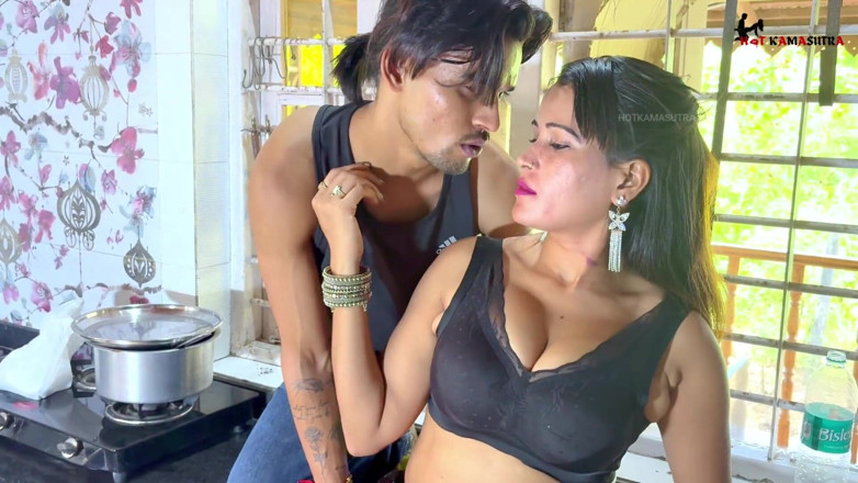 HOTKAMASUTRA: A Desi Housewife Suddenly Came in Front of Her Brother...