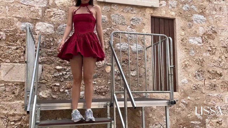 Lissa Brown: Vibrações excessivas em público - trem - ao ar livre - brinquedo