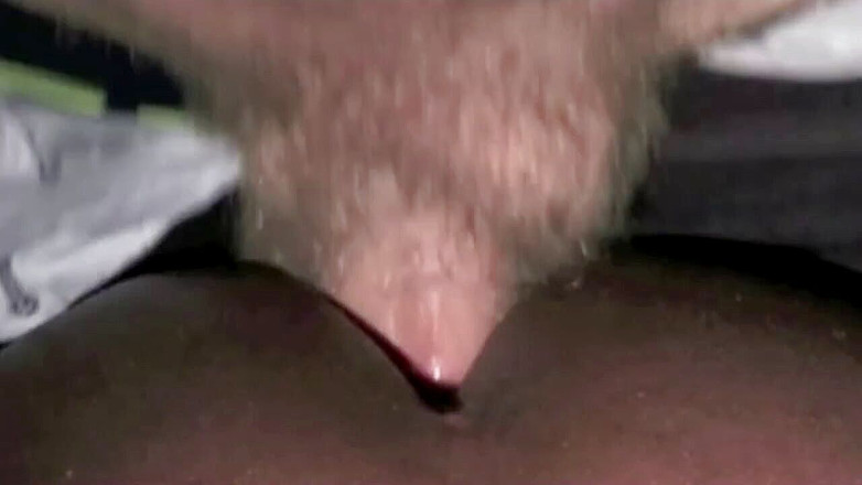 Gaybareback: Đáy gỗ mun được người giám hộ an ninh sử dụng