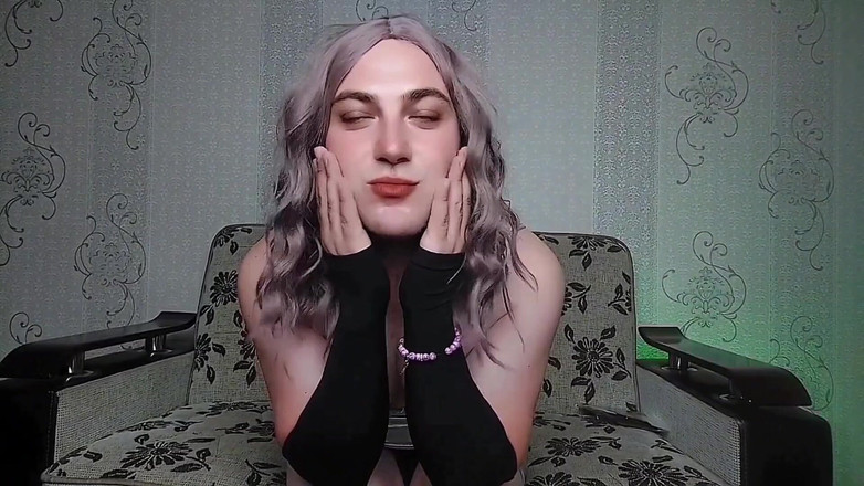 Kitty_Cross: Sissy tentant zâmbind inocent, dar care se comportă atât de...