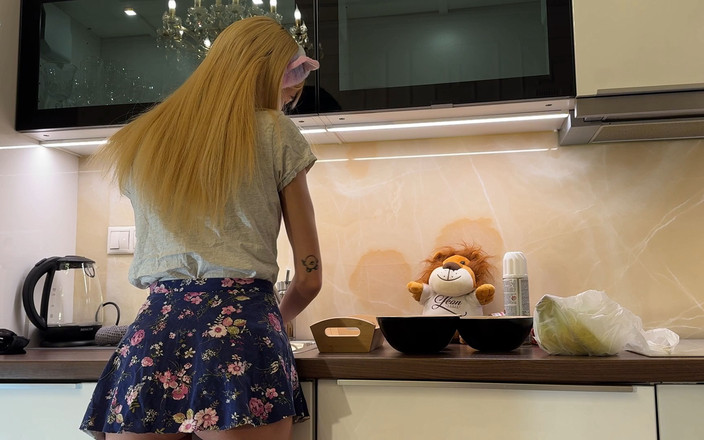 Short Skirt TV: Calda cheerleader bionda del college a casa in minigonna corta...