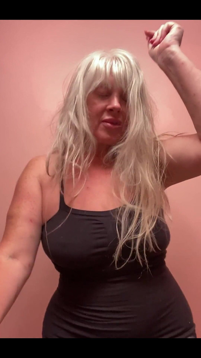 PaintedRose: Stiefmutter in yoga-shorts in ihrem badezimmer