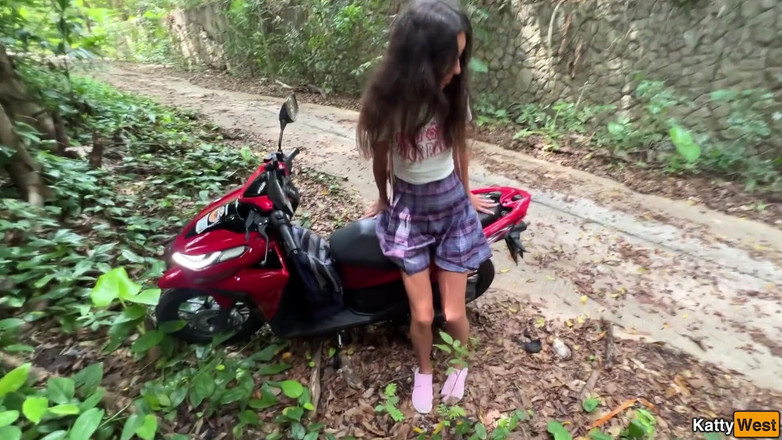 Katty West: 버려진 집에 배다른여친을 데려와 섹스를 했어