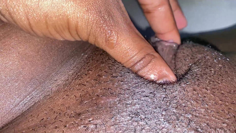 omairaberbatov: Pembantu rumah basah dengan alat penggetar barunya