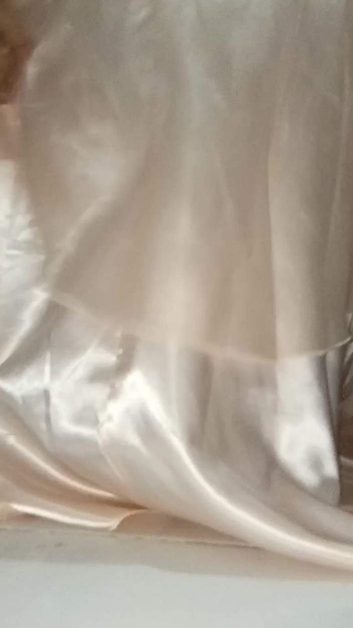 Naomisinka: Crossdresser stříká v saténové organze roztomilé šaty