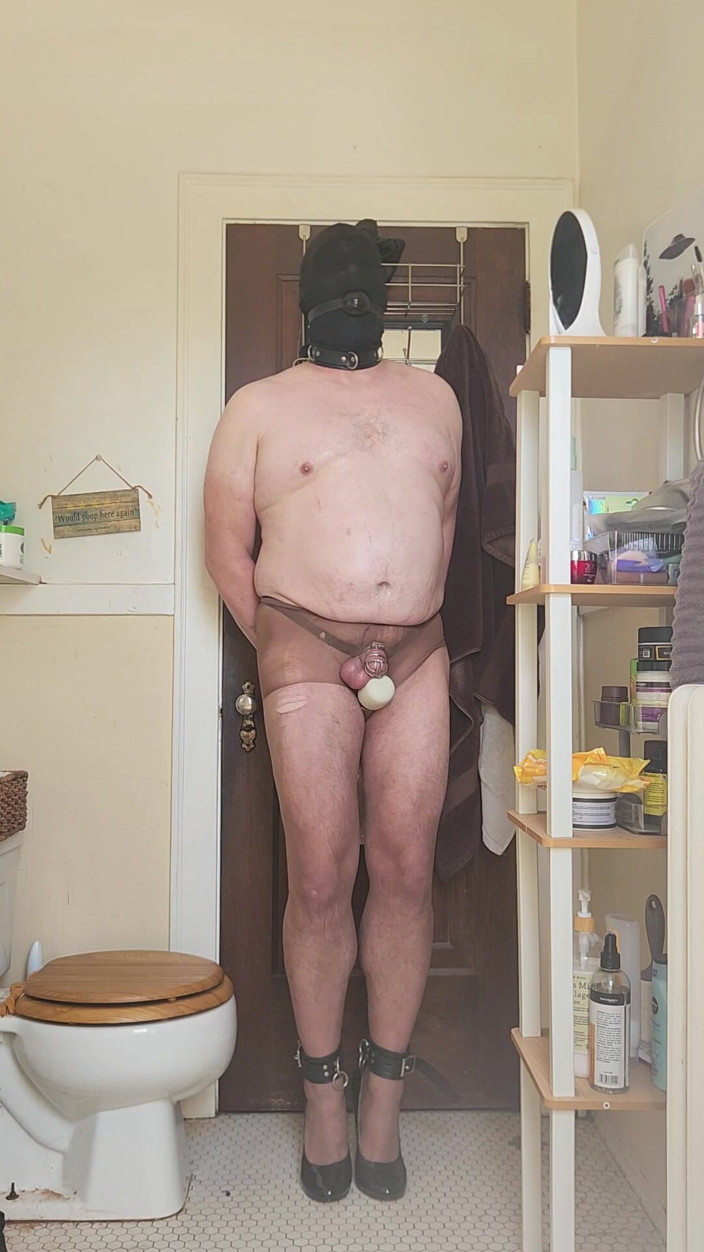 Nyronic: 순결 케이지와 발 뒤꿈치에 핸즈프리 노예