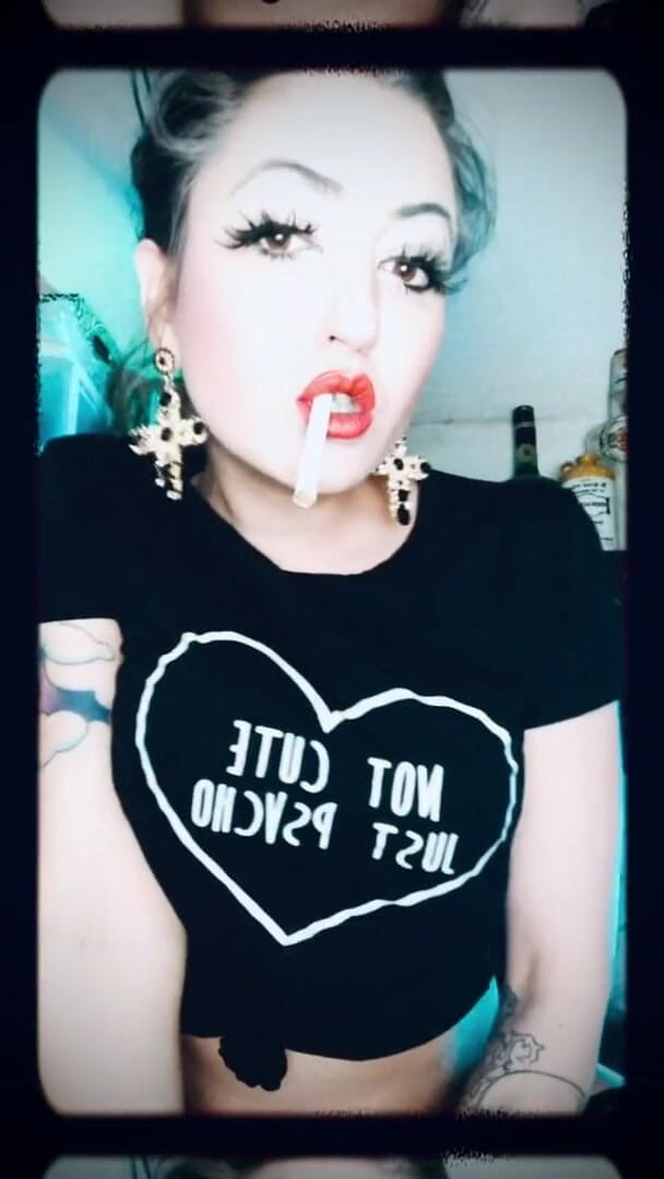Hellizabeth Queen: Hellizabeth solo smoking