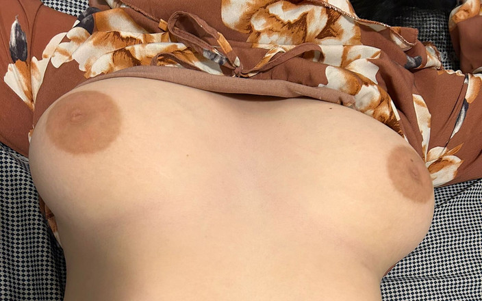 Lil Wicked Evelyn: Une brune joue avec ses seins de 18 ans