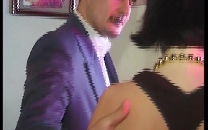 Enjoy German porn: 一个成熟的德国红发女郎在台球桌上被群交