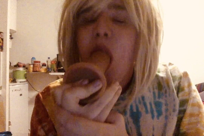 BifloXXX: BifloXXX crossdresser sucks and deepthroat dildo