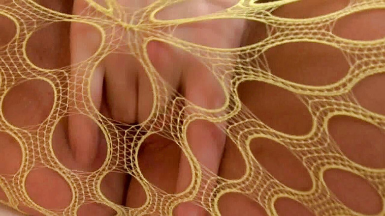 Radical: Rondborstige tiener zuigt pik en geeft een tietenbeurt