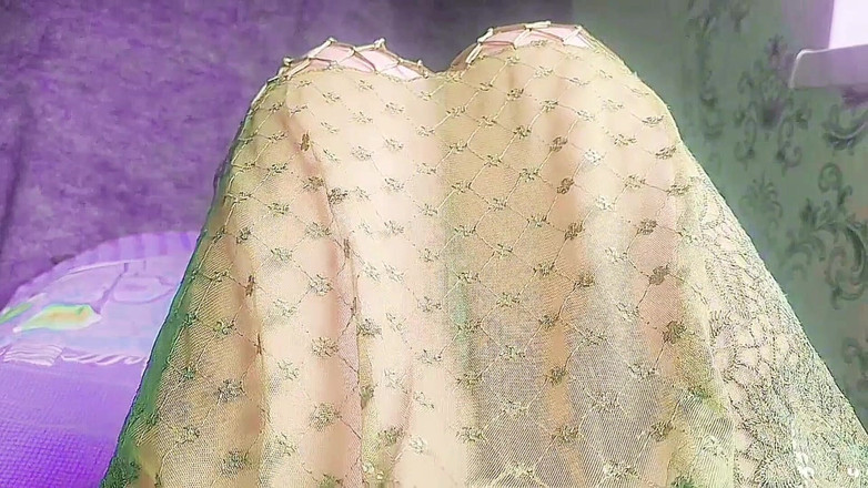 Kitty_Cross: Çarpıcı kadın kılıklı kadın her adımında seni düşürtiyor