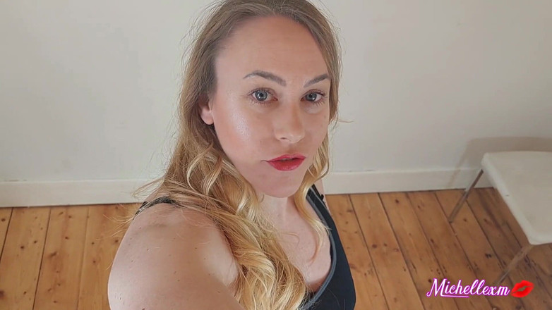 Michellexm: Bakış açısı kaslı kız heyecanlandırıyor ve aşağılıyor büyük kollarıyla seni...