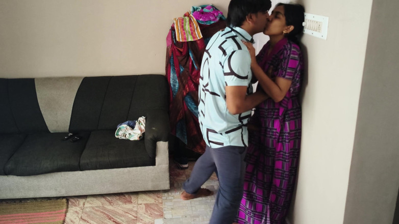 Parizadi: Sorellastra indiana carina scopa per la prima volta