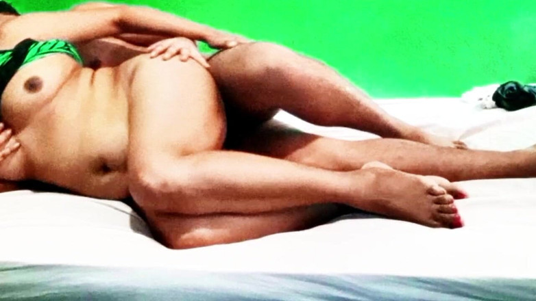 BigassMILF40: Tante cantik india dengan pantat bahenol lagi asik nyepong dan...