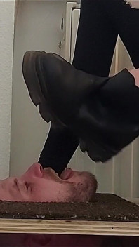 Ton Visage Doit Être Sous Mes Bottes Et Mes Chaussettes