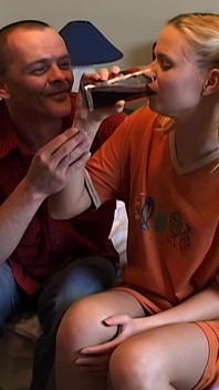 Geile blondine wordt hard gevingerd en vervolgens diep geneukt voor creampie