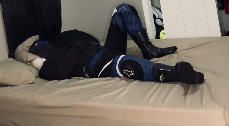 GearJock69: 자지를 빨고 묶은 바이커