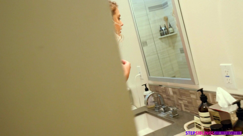 StepSiblings Caught: Podívejte se na moje prsa - S7:e1