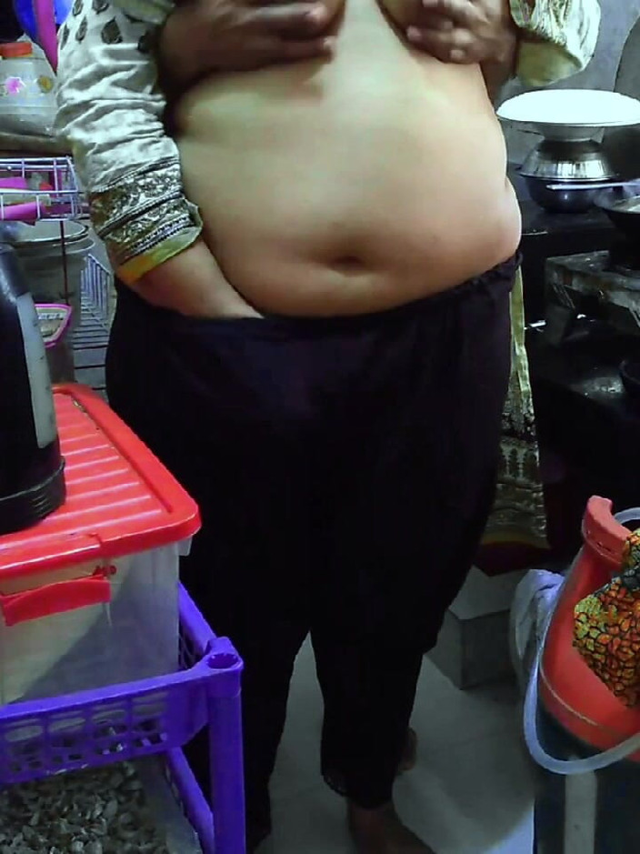 Aria Mia: Indische desi bBW hausfrau in küche schwanz &amp; nachbar kommen und...