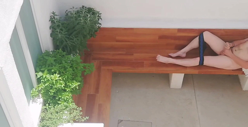 Dirty Talking Guy: Ngocok kontol di luar ruangan tertangkap kamera!