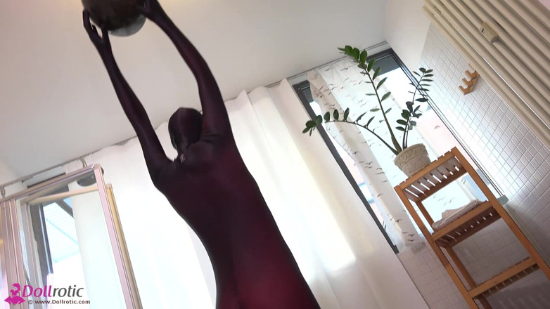 Dollrotic: Muñeca de spandex tomando una ducha