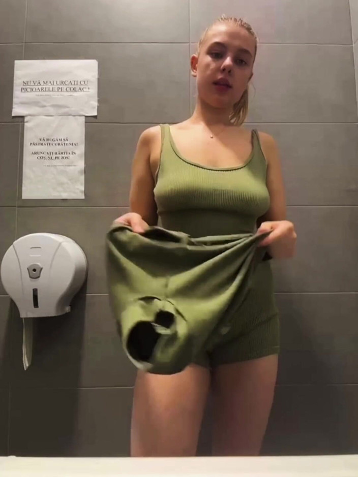 JuiceLussie: Popular Tiktok Girl Squirting a Lot in the Public