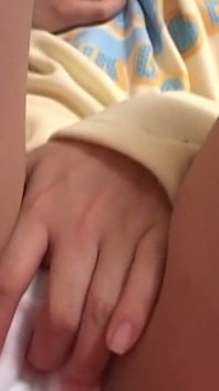 Azgın genç Asyalı sırılsıklam amını parmaklıyor
