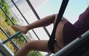 Fap flix: Sexy amateur-milf pist schaamteloos buiten op het balkon van het...