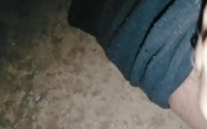 Xboyricky: Desi facet masturbuje się swoim krzywym penisem