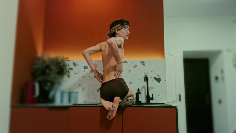 HotDogs studio: 트윙크는 스튜디오 주방에서 즐거운 시간을 보내고 있습니다.