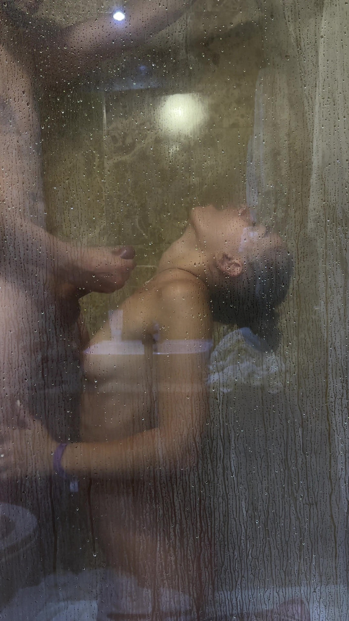 HomeVideoLive: प्यार में असली जोड़े से शॉवर में सुबह का जुनूनी सेक्स