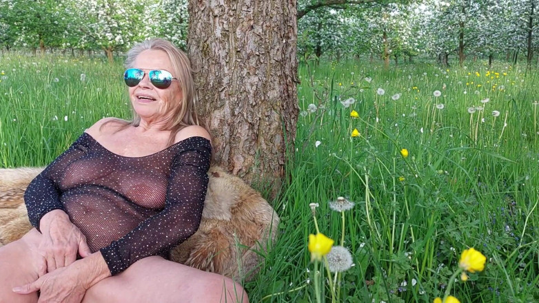 martinawest: Babcia się podnieca, masturbując się i krzycząc na zewnątrz!