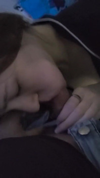 Mladá děvka kouří velký dospělý penis