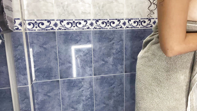 MiaSaintLove: 继女在浴室里给自己抹油