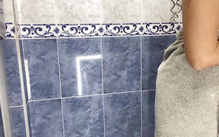 Miasaintlove: Une belle-fille se fait huiler dans la salle de bain